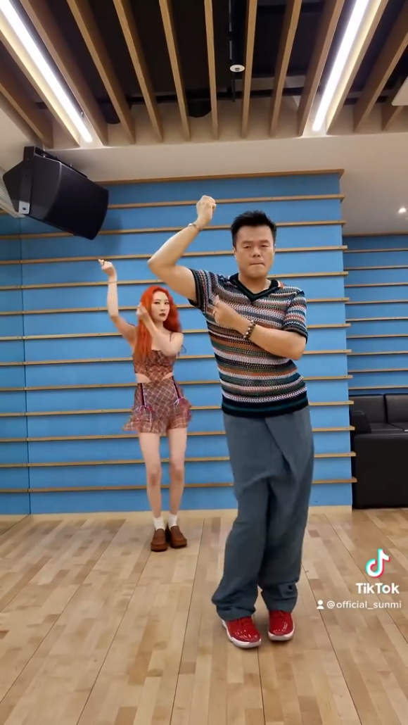 JYP 박진영과 함께한 선미 '열이올라요' 댄스 챌린지가 공개돼 화제를 모으고 있다. [사진=선미 '열이올라요' 댄스 챌린지 영상 캡쳐]