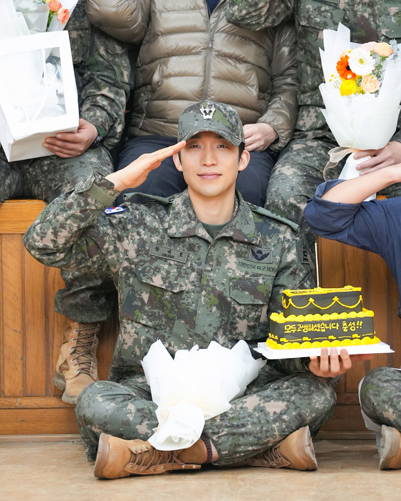 '취사병 전설이 되다'에 출연한 이상이가 기념 사진을 촬영하고 있다. [사진=초록뱀엔터테인먼트]