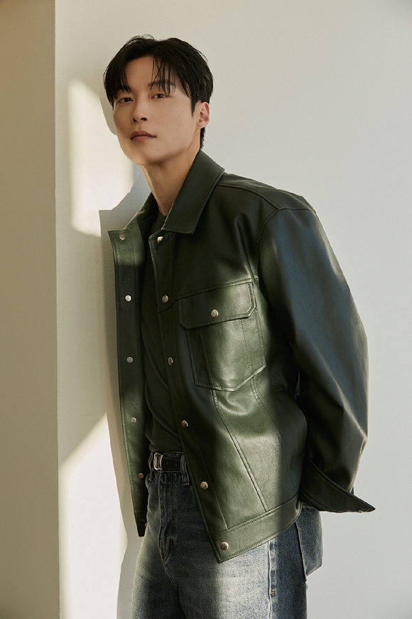 배우 허남준이 프로필 촬영에서 포즈를 취하고 있다. [사진=에이치솔리드]