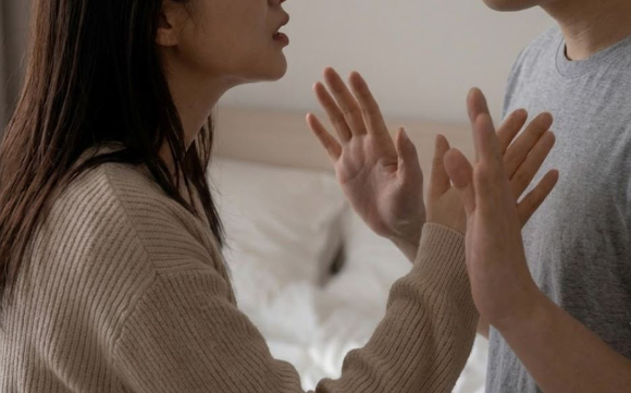 상의도 없이 2살이 채 되지 않은 아이에게 TV와 같은 영상물을 보여준 남편 때문에 화가 난 아내 사연이 전해졌다. 본 기사와 무관한, AI 생성 이미지. [사진=제미나이 생성 이미지]