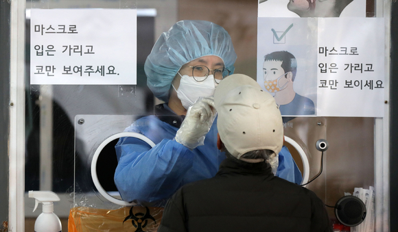 서울 중구 서울역광장에 마련된 코로나19 중구임시선별검사소에서 의료진이 검체 채취를 하고 있다. [사진=뉴시스]