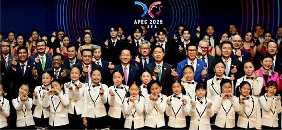 유정복 인천광역시장이 21일 연수구 트라이보울에서 열린 'APEC 재무장관회의 만찬 공연'을 마친 뒤 기념 촬영을 하고 있다. [사진=인천시]