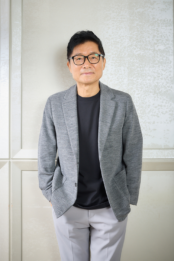 강제규 감독이 영화 '1947 보스톤' 인터뷰에 앞서 포즈를 취하고 있다. [사진=롯데엔터테인먼트]