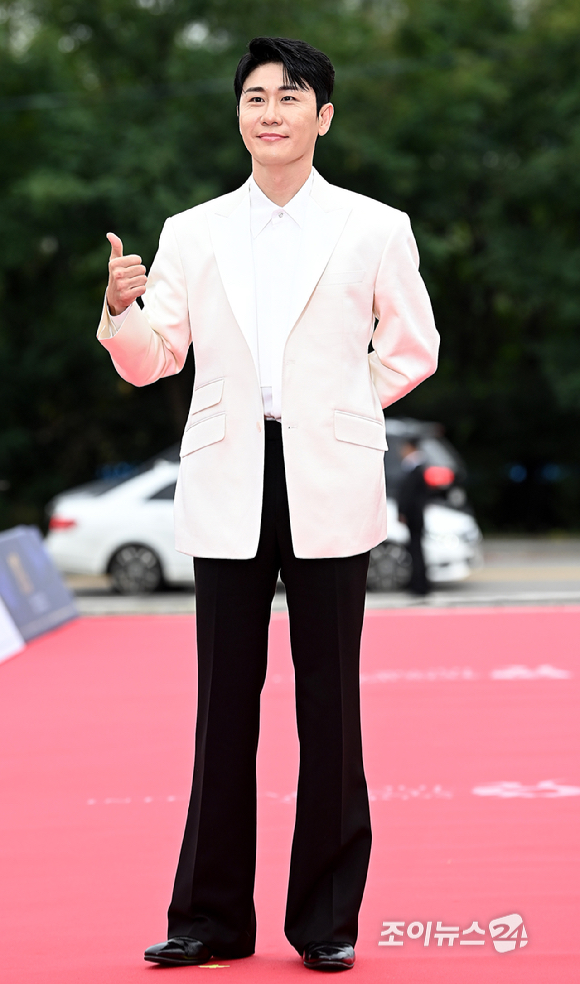 가수 영탁이 2일 오후 서울 여의도 KBS홀에서 열린 '서울드라마어워즈 2025' 레드카펫 행사에 참석하고 있다. [사진=곽영래 기자]