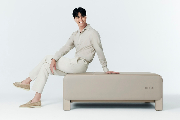 코웨이가 식품의약품안전처 인증을 획득한 '비렉스 마사지셋&middot;코어셋' 출시와 함께 광고 모델로 배우 차승원을 선정하고 26일부터 신규 광고를 온에어한다고 밝혔다. [사진=코웨이]