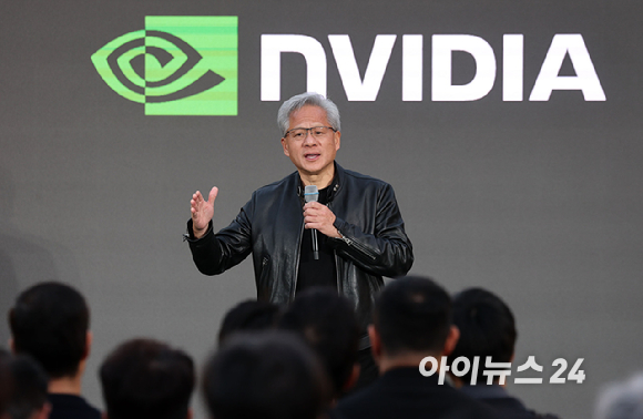 젠슨 황 엔비디아 최고경영자(CEO)가 8일 서울 중구 신라호텔에서 열린 '엔비디아 코리아 AI 에코시스템 리셉션'에 참석해 스피치를 하고 있다. [사진=정소희 기자]