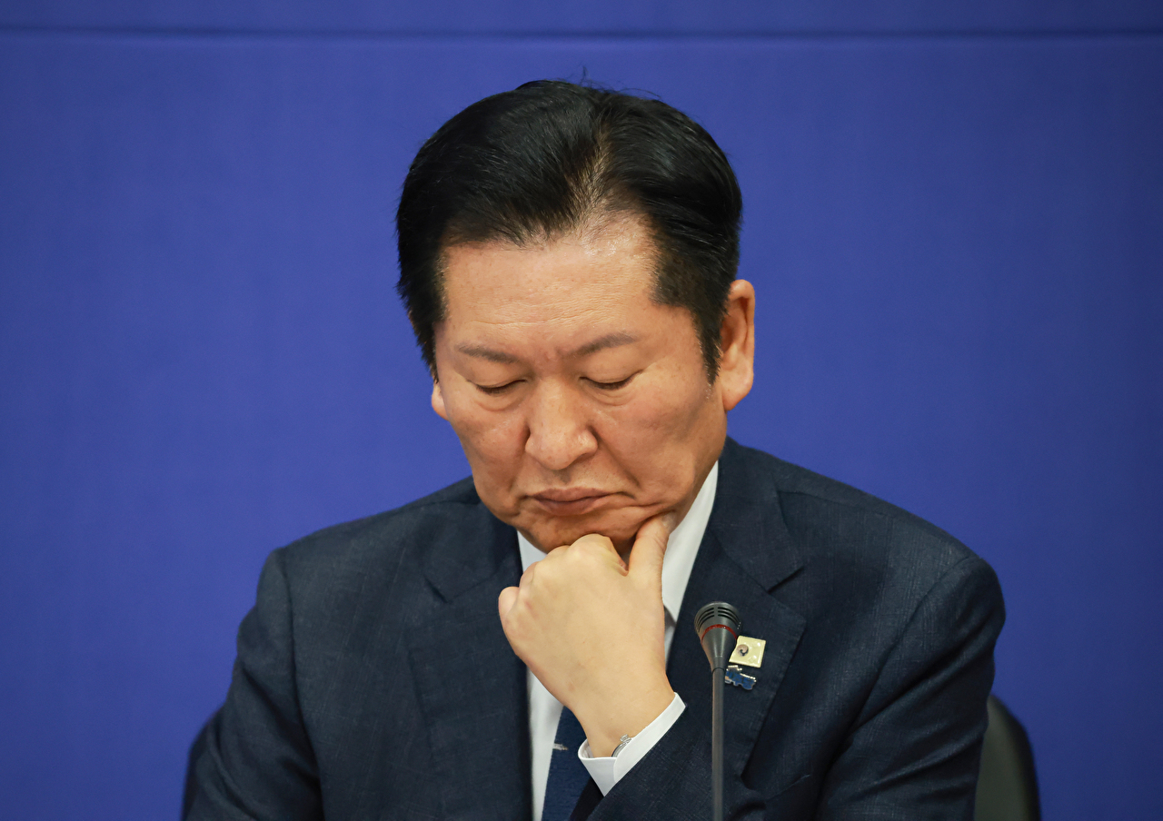 더불어민주당 정청래 대표가 23일 충북 진천 국가대표선수촌에서 열린 현장 최고위원회의에서 박지원 최고위원의 조국혁신당과의 합당 추진을 우려하는 발언을 듣고 있다. 2026.1.23 [사진=연합뉴스]