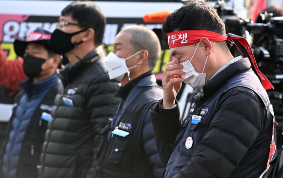 화물연대가 총파업을 철회한 9일 경기도 의왕시 화물연대 서경지역본부에서 조합원이 눈물을 훔치고 있다. [사진=뉴시스]