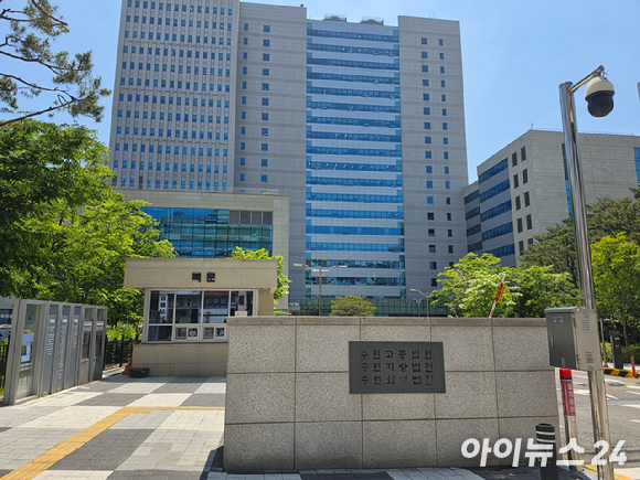 삼성그룹 초기업노동조합 삼성전자지부(초기업노조) 최승호 위원장이 삼성전자가 제기한 '위법 쟁의행위 금지 가처분' 2차 심문을 마친 뒤 기자들의 질문에 답하고 있다. [사진=황세웅 기자]