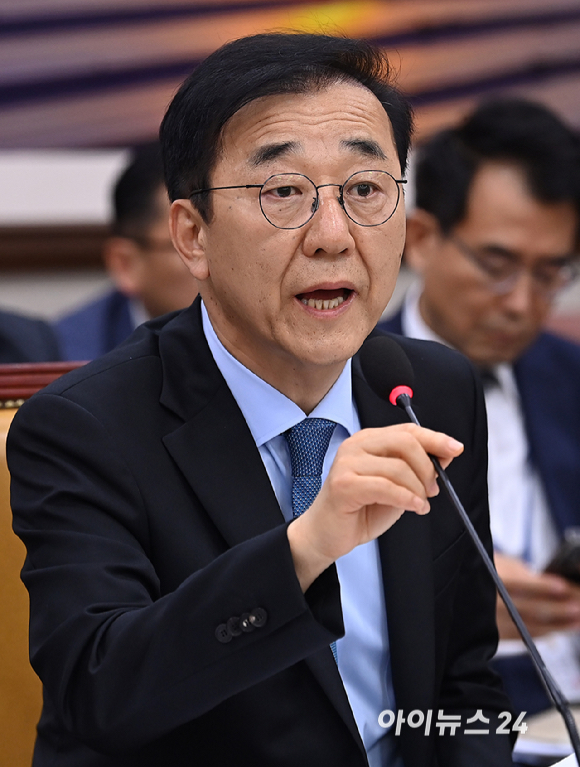 김윤덕 국토교통부 장관이 20일 국회 국토교통위원회에서 열린 GTX-A 삼성역 공사 현장 철근 누락 관련 현안 질의에서 의원 질의에 답변하고 있다. [사진=곽영래 기자]