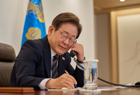 이재명 대통령이 지난 9일 서울 용산 대통령실에서 이시바 시게루 일본 총리와 전화 통화를 하고 있다. 2025.6.9 [대통령실 제공] [사진=대통령실 제공]