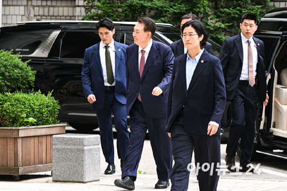 윤석열 전 대통령이 3일 서울 서초구 서울중앙지방법원에서 열린 내란 우두머리 혐의·직권남용 권리행사 방해 혐의 사건 9차 공판에 출석하고 있다. [사진=사진공동취재단]