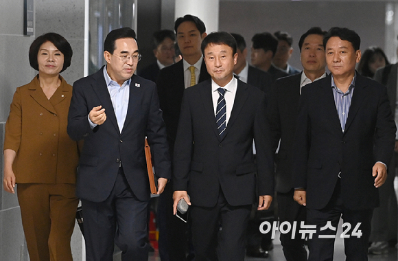 더불어민주당 한병도 당대표 직무대행 겸 원내대표와 한정애 정책위의장, 이광재 예산결산위원장이 박홍근 기획예산처 장관이 21일 서울 여의도 국회 의원회관에서 열린 2027년 예산안 당정협의에 참석하고 있다. [사진=곽영래 기자]