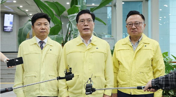 송석준 국회 외교통일위원장이 31일 서울 종로구 외교부 청사에서 열린 외교통일위원회 대상 네팔 대홍수 관련 브리핑 참석을 마친 뒤 기자들과 질의응답을 하고 있다. 왼쪽부터 외통위 더불어민주당 홍기원 간사, 송 위원장, 국민의힘 고동진 의원. [사진=연합뉴스]