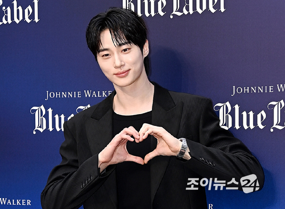 배우 변우석이 21일 서울 용산구 한남동 낫배드커피 한남에서 열린 조니워커 '더 블루로드:루트 투 석세스' 팝업 오프닝 행사에 참석해 포즈를 취하고 있다. [사진=곽영래 기자]