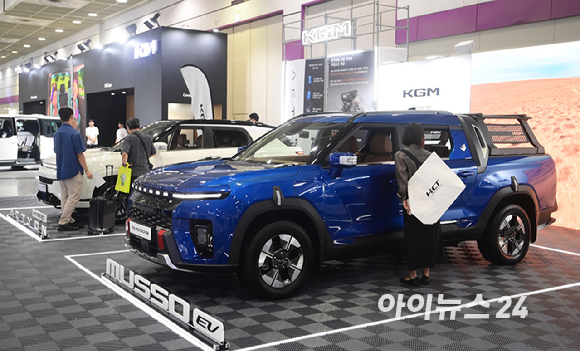 'EV 트렌드 코리아 2026'이 25일 서울 강남구 코엑스에서 열렸다. KG모빌리티(KGM) 부스에 무쏘 EV, 토레스 EVX, 액티언 하이브리드 등 친환경 전동화 모델 3종이 전시되고 있다. [사진=정소희 기자]