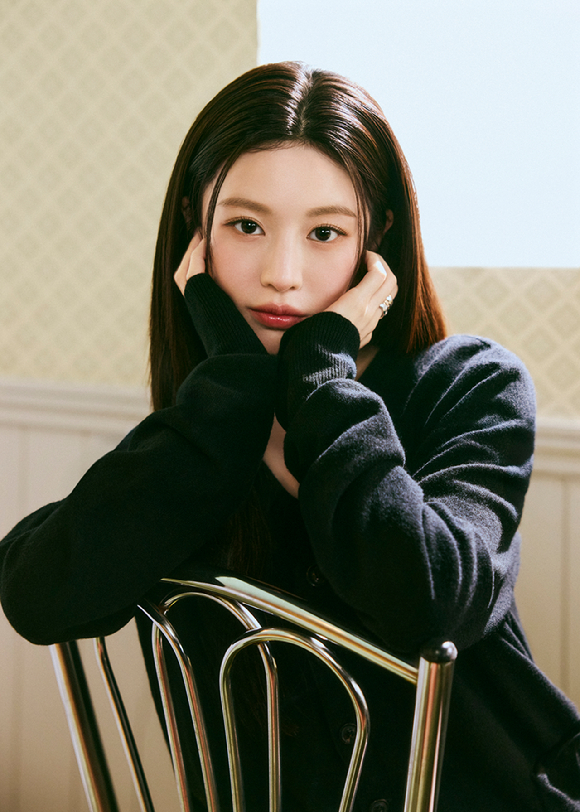 배우 고윤정이 넷플릭스 시리즈 '이 사랑 통역 되나요?' 인터뷰에 앞서 포즈를 취하고 있다. [사진=넷플릭스]