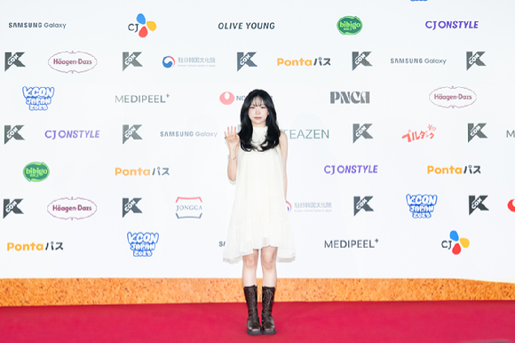 가수 조유리가 지난 9일 일본 지바현 마쿠하리 멧세에서 개최된 '케이콘 재팬 2025(KCON JAPAN 2025)' 레드카펫 행사에서 포즈를 취하고 있다. [사진=CJ ENM]