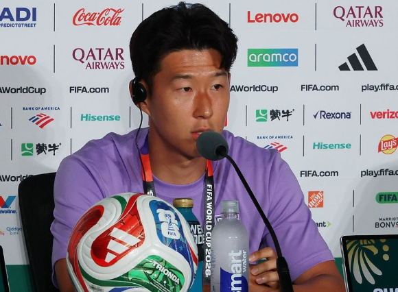 2026 피파 월드컵에 출전한 한국축구국가대표팀의 손흥민이 체코와의 경기를 하루 앞둔 10일(현지시간) 멕시코 과달라하라 스타디움에서 열린 공식 기자회견에서 질문에 답하고 있다 [사진=연합뉴스]