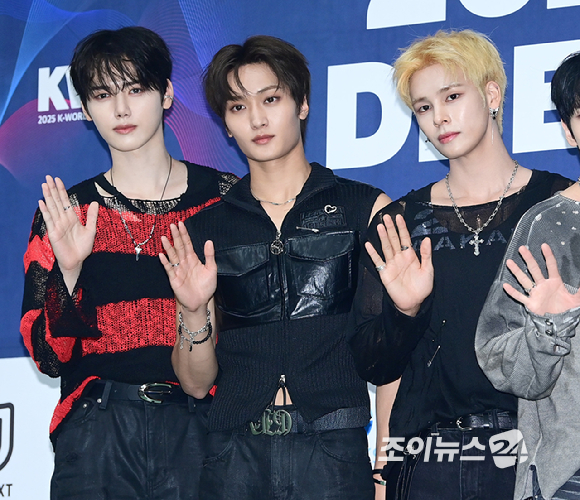 그룹 크래비티(CRAVITY)가 21일 오후 서울 잠실실내체육관에서 열린 '2025 케이 월드 드림 어워즈'(2025 K WORLD DREAM AWARDS)에 블루카펫 행사에 참석하고 있다. [사진=정소희 기자]