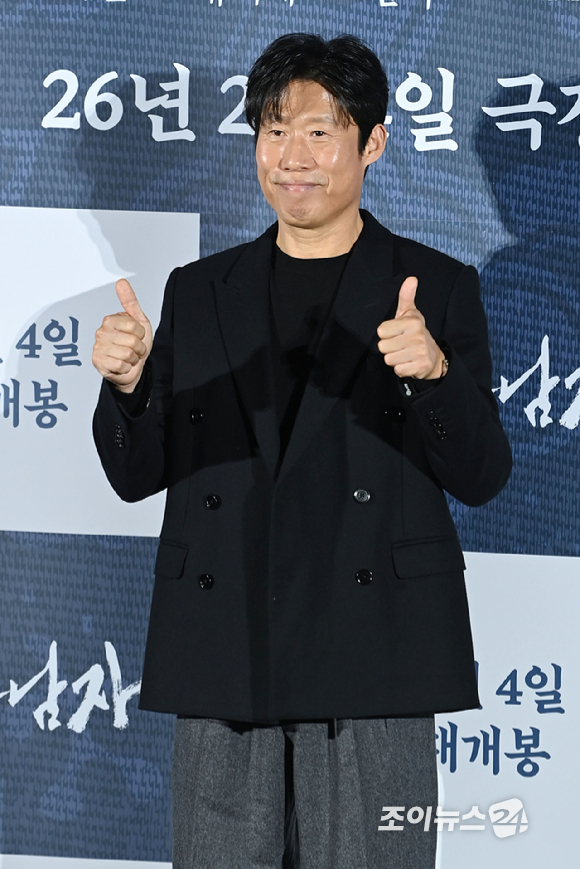 배우 유해진이 19일 오전 서울 용산구 CGV용산아이파크몰점에서 열린 영화 '왕과 사는 남자'(감독 장항준) 제작보고회에 참석해 포즈를 취하고 있다. [사진=문수지 기자]