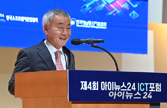  게임 개척자에게 노하우를 듣다' 라는 주제로 22일 오후 서울 중구 페럼타워 페럼홀에서 열렸다.박동석 아이뉴스24 사장이 개회사를 하고 있다. [사진=곽영래 기자]