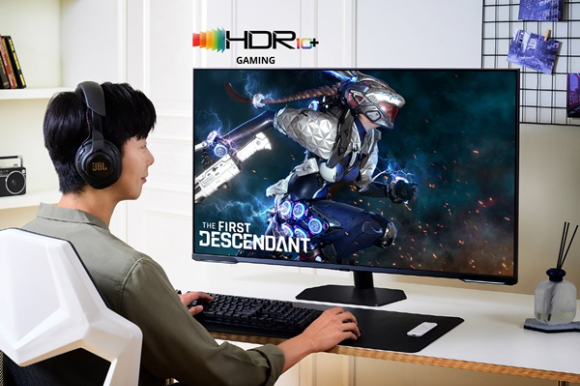 삼성전자 모델이 'HDR10+ GAMING' 기술이 적용된 퍼스트 디센던트 게임 콘텐츠를 체험하고 있는 모습 [사진=삼성전자]