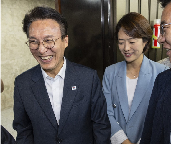더불어민주당 8ㆍ17 전당대회에 당 대표 후보로 출마한 김민석 전 국무총리(왼쪽)과 고민정 의원이 14일 국회에서 열린 의원 총회에서 동료 의원들과 대화하고 있다. [사진=연합뉴스]