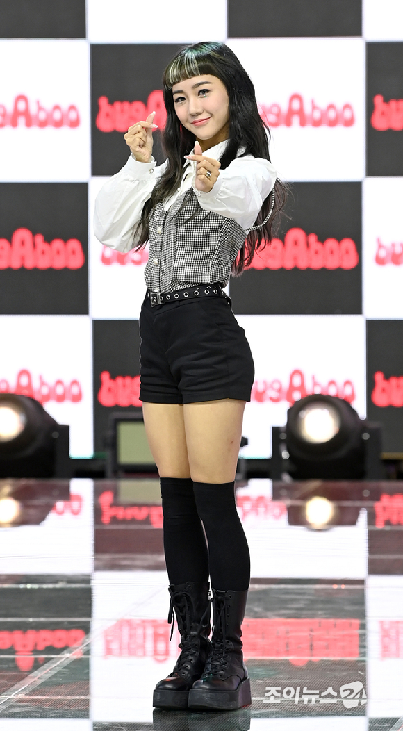 그룹 버가부 은채가 22일 오후 서울 마포구 상암동 SBS 프리즘 타워에서 열린 데뷔 쇼케이스 '프릭 오어 버가부'(PRICK or bugAboo)에서 멋진 무대를 선보이고 있다.