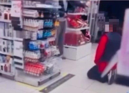 전남의 한 다이소 매장에서 직원이 손님에게 무릎 꿇고 사과하는 영상이 퍼졌다. [사진=스레드 캡처]