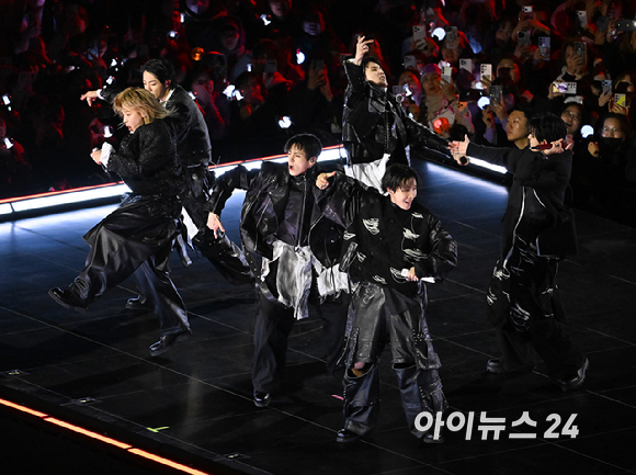 방탄소년단(BTS)이 21일 오후 서울 광화문 광장에서 정규 5집 '아리랑(ARIRANG)' 앨범 발매를 기념해 컴백 무대를 선보이고 있다. [사진=사진공동취재단]