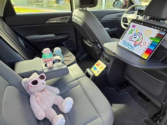 시승 코스 중간 기착지에 전시된 기아 'EV5'. [사진=김종성 기자]