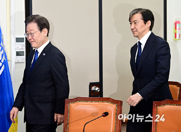 이재명 더불어민주당 대표가 5일 오전 서울 여의도 국회에서 조국 조국혁신당 대표와 입장하고 있다. [사진=곽영래 기자]