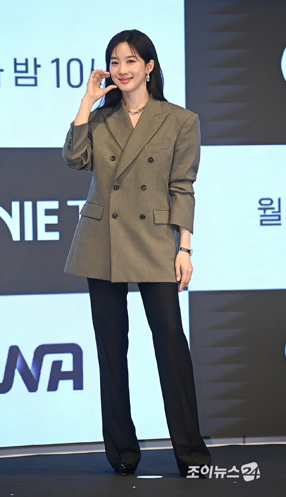 배우 이청아가 26일 서울 신도림동 디큐브시티 더세인트에서 진행된 ENA 새 월화드라마 '아너 : 그녀들의 법정' 제작발표회에서 포즈를 취하고 있다. [사진=곽영래 기자]