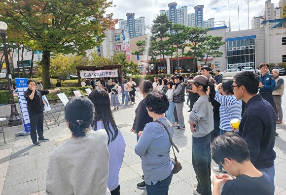 지난 19일 보정동 죽전중앙공원에서 열린 제4회 용인특례시 청소년 문화축제 ‘미술사생대회’에서 이경회 용인시학원연합회장이 인사말을 하고 있다. [사진=용인시학원연합회]