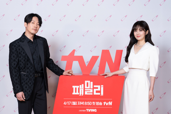 배우 장혁, 장나라가 12일 온라인으로 진행된 tvN 새 월화드라마 '패밀리' 제작발표회에 참석해 포즈를 취하고 있다. [사진=tvN]