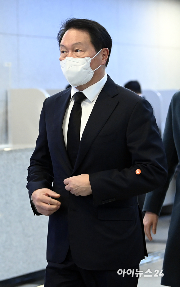 최태원 대한상공회의소 회장(SK그룹 회장)이 12일 서울 아산병원 장례식장에 차려진 구자홍 LS그룹 초대 회장(현 LS니꼬동제련 회장) 빈소에 조문을 위해 입장하고 있다. [사진=정소희 기자]