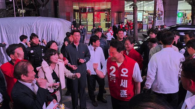 오세훈 국민의힘 서울시장 후보가 6.3 지방선거 공식 선거운동이 시작된 21일 서울 중구 청계광장에서 열린 '제9회 전국동시지방선거 캠프 출정식'에서 지지를 호소하고 있다. [사진=김한빈 기자]