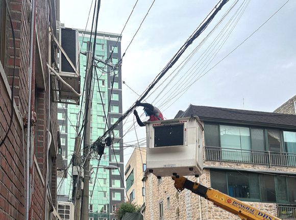 지난해 관악로11가길 일대 등 난립한 공중선을 정비하는 모습. [사진=관악구]