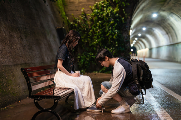 배우 신시아가 영화 '오늘 밤, 세계에서 이 사랑이 사라진다 해도'(오세이사) 인터뷰에 앞서 포즈를 취하고 있다. [사진=(주)바이포엠스튜디오]