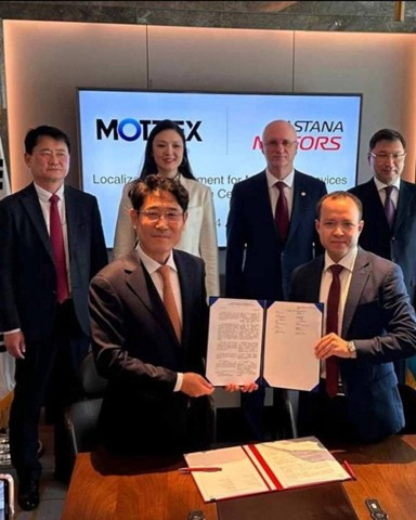 모트렉스 이형환 대표이사(좌)와 아스타나 모터스 아스카르 이브라셰프 재무이사(좌)가 14일 현지 생산 투자 조인트벤처 양해각서(MOU)를 체결 후 기념촬영을 진행하고 있다. [사진=모트렉스]