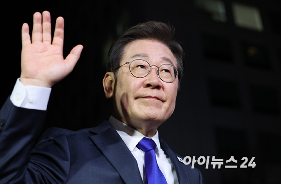 노동계가 이재명 대통령 당선에 대해 환영의 목소리를 내며, 내란 세력 단죄와 사회 대개혁 추진 등을 요구했다. 이 대통령이 당선이 확실시된 4일 오전 서울 여의도 더불어민주당 당사에 들어서며 손을 흔들고 있는 모습. [사진=곽영래 기자]