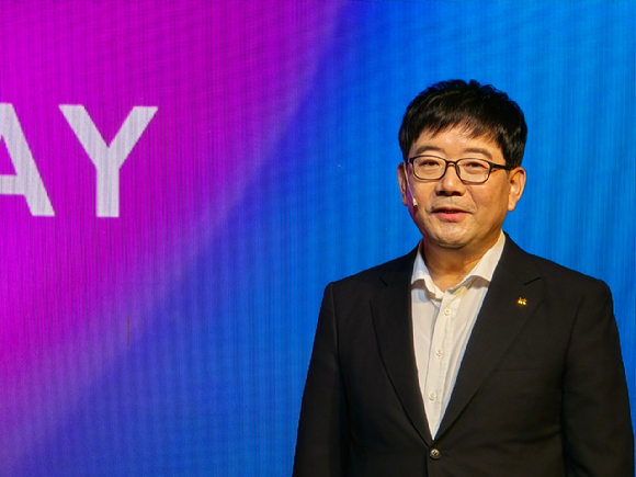 29일 김훈배 KT 미디어플랫폼본부장 전무가 'AI 혁신 파트너, KT 종합미디어사업자로 도약' 이라는 주제로 발표하고 있다. [사진=안세준 기자]