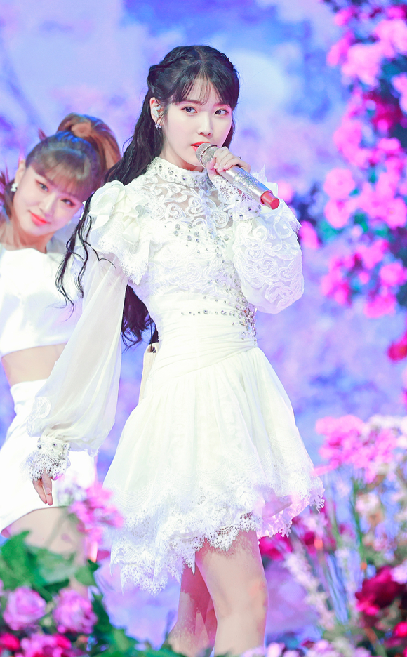 가수 아이유가 4일 오후 온라인 생중계로 진행된 'MMA2021(멜론 뮤직 어워드2021)' 시상식에서 멋진 무대를 선보이고 있다. [사진=멜론뮤직어워드사무국]