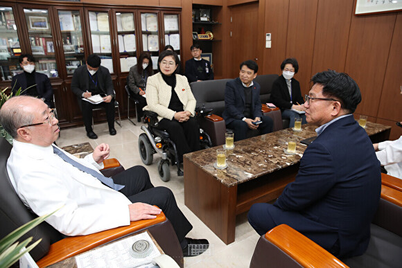 김경학 도의회 의장(맨 오른쪽)이 김성수 한라병원장(맨 왼쪽)을 만나 애로사항을 듣고 있다. [사진=제주특별자치도의회]