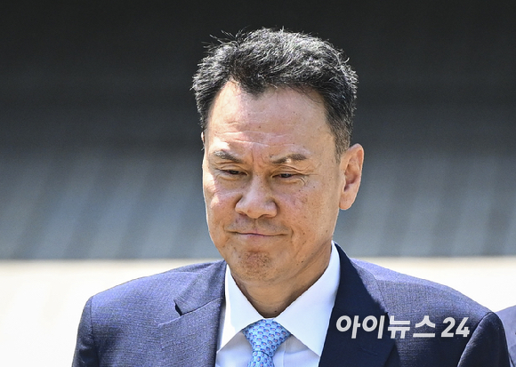 내란중요임무종사 혐의를 받는 김명수 전 합동참모본부 의장이 15일 서울 서초구 서울중앙지방법원에서 열린 구속 전 피의자 심문(영장실질심사)을 마치고 법원을 나서고 있다. [사진=사진공동취재단 ]