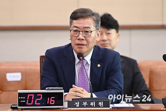 김용빈 중앙선거관리위원회 사무총장이 14일 오전 서울 여의도 국회에서 열린 법제사법위원회 전체회의에서 의원 질의에 답변하고 있다. [사진=곽영래 기자]