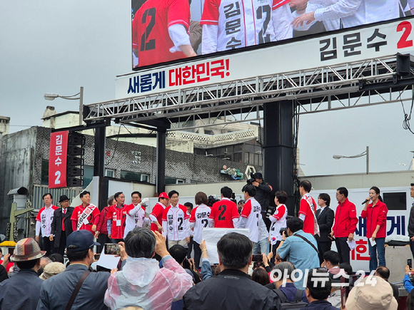 김문수 국민의힘 대선 후보가 16일 오전 수원 팔달구 지동시장에서 열린 집중유세에서 시민과 지지자를 향해 손을 흔들고 있다. [사진=유범열 기자]