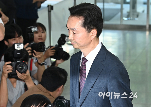 김지용 중대범죄수사청장 후보자가 8일 오후 서울 종로구 정부서울청사 창성동 별관에 마련된 인사청문회 준비단 사무실로 첫 출근하고 있다. [사진=곽영래 기자]