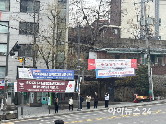 금호역 1번출구를 나오자마자 보이는 금호두산종합상가를 통하면 '금호두산 아파트'로 바로 들어갈 수 있다. 단지 상가내에는 홈플러스 익스프레스&middot;카페&middot;미용실&middot;실내 골프장 등 다양한 시설이 밀집해있다. 2026.04.01. [사진=김민지 기자]